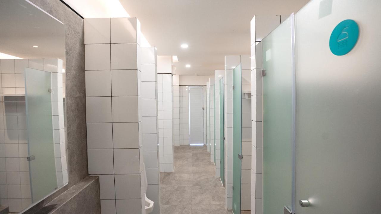 Отель Bobopod Malioboro, Джокьякарта Экстерьер фото